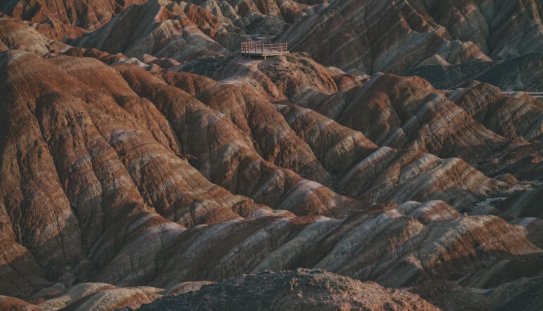 Montañas de arenisca con bandas de color del Danxia de Zhangye al atardecer