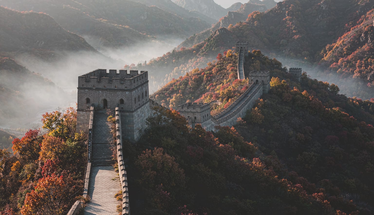 Gran Muralla en la sección de Mutianyu a primera hora, con niebla sobre los valles
