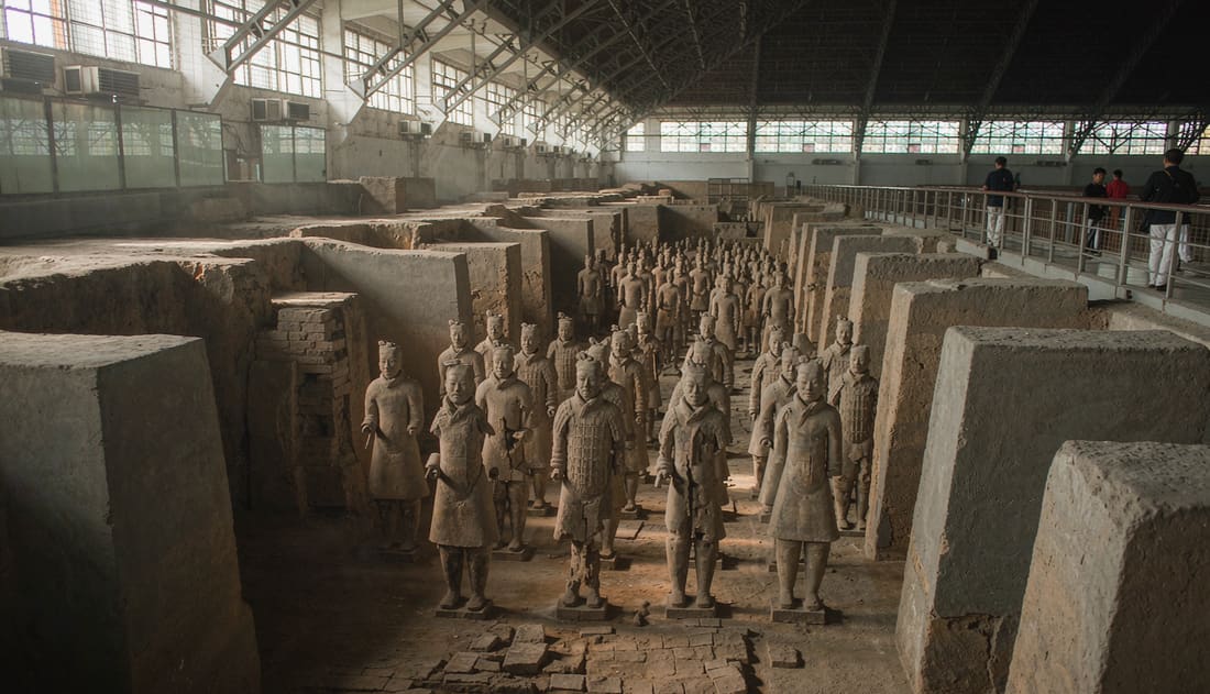 Filas de guerreros de terracota en la fosa de excavación de Xi’an